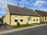 Hauptbild Sofort nutzbar: Solides Einfamilienhaus - Einbauküche - Kachelöfen - Nebengebäude - Carport....