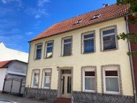 Hauptbild Zentral: Stadthaus mit verschiedenen Nutzungsmöglichkeiten - Zufahrt - Nebengebäude....
